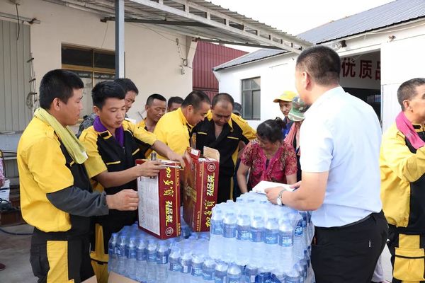 乾港集團(tuán)高層慰問(wèn)一線員工